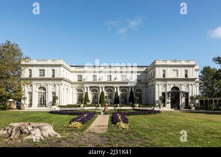 NEWPORT, RHODE ISLAND - SEP 23 , 2017: Außenansicht des historischen Marmorhauses in Newport Rhode Island. Dieses ehemalige Herrenhaus von Vanderbilt ist jetzt ein Wel Stockfoto