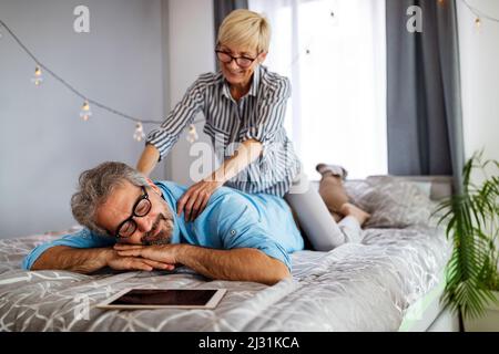 Aufgeregt reifes Paar mit Spaß zu Hause. Frau und Mann verbringen Wochenende zusammen, lustige Aktivität Stockfoto