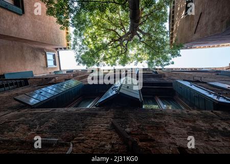 Blick in eine enge Gasse in Venedig, Venetien, Italien, Europa Stockfoto
