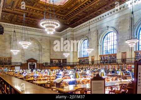 NEW YORK, USA - 5. Okt 2017: Student in die nationale öffentliche Bibliothek in New york City mit fast 53 Millionen Objekten ist die NY Public Library die seco Stockfoto