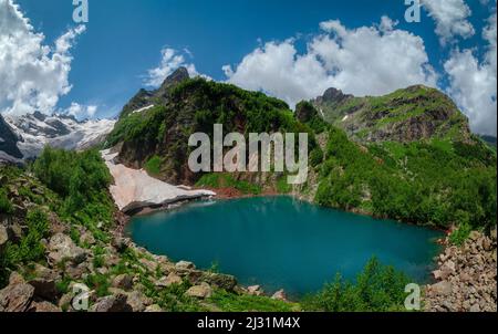 Hochgebirgssee im Sommer umgeben von Berggipfeln, Dombai, Russland Stockfoto