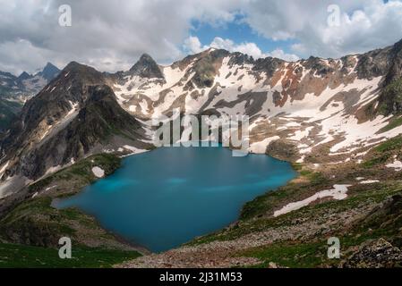 Hochgebirgssee im Sommer umgeben von Berggipfeln, Dombai, Russland Stockfoto