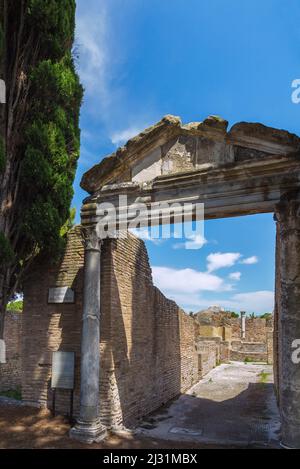 Rom, Ostia Antica, Domus del Protiro, Tor mit Giebel Stockfoto