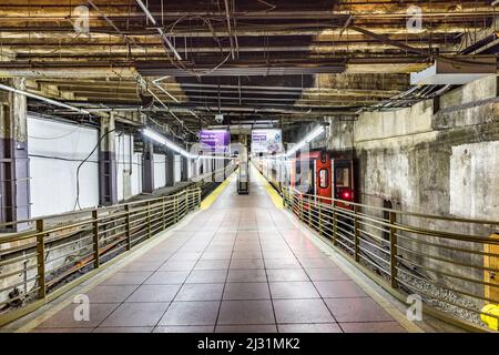 NEW YORK, USA - 5. Okt 2017: Der Zug fährt vom berühmten Grand Central Terminal in der Innenstadt von Manhattan ab. Grand Central ist der berühmteste Bahnhof i Stockfoto