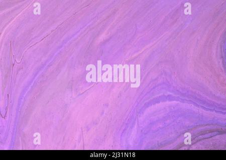 Abstrakte flüssige Kunst Hintergrund hell lila Farben. Flüssiger Marmor. Acrylmalerei auf Leinwand mit fliederfarbendem Farbverlauf. Hintergrund für alkoholhaltige Tinte. Stockfoto