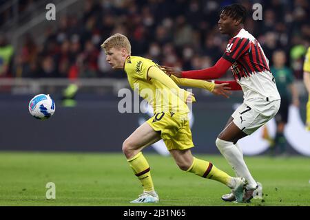 San Siro Stadium, Mailand, Italien, 04. April 2022, Jerdy Schouten (FC Bologna) wird von Rafael Leao (AC Mailand) während des AC Mailand gegen den FC Bologna herausgefordert - Stockfoto