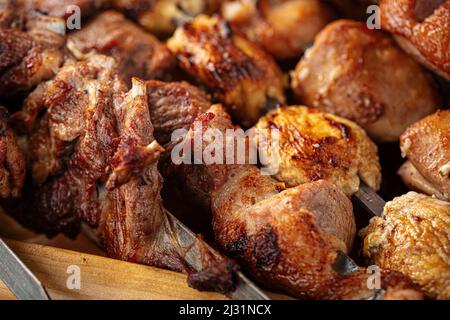 Nahaufnahme von verschiedenen gegrillten Schaschlik-Kebabs Stockfoto