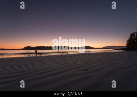 Sonnenuntergang am Strand auf Meares Island in der Nähe von Tofino, Vancouver Island, British Columbia, Kanada Stockfoto