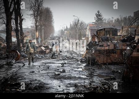 Straße übersät mit dem Wrack von Militärausrüstung in Bucha, Ukriane, Bild 4.4.2022 (CTK Photo/Vojtech Darvik Maca) Stockfoto