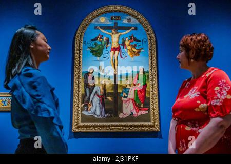 EMBARGO bis zum 00,01 6. April 2022 (d. h. verfügbar für Druckmedien am Mittwoch, aber bis dahin nicht online nutzbar) - London, Großbritannien. 4. April 2022. Der gekreuzigte Christus mit der Jungfrau Maria, Heiligen und Engeln (die zweite Kreuzigung), um 1502-3 - die Credit Suisse Ausstellung: Raphael - die vom 9. April bis 31. Juli 2022 in der Nationalgalerie stattfindet. Es umfasst 90 Werke mit Leihgaben von großen Galerien auf der ganzen Welt, um die 9 bereits in der nationalen Galerie hinzuzufügen. Kredit: Guy Bell/Alamy Live Nachrichten Stockfoto