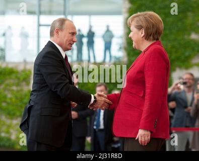 Berlin, Deutschland. 05. April 2022. ARCHIVFOTO: Ehemalige Kanzlerin Angela Merkel und Vladimir PUTIN. Bundeskanzlerin Angela MERKEL und Wladimir PUTIN besuchen und empfangen den russischen Präsidenten mit militärischen Ehren am 1.. Juni 2012 im Bundeskanzleramt in Berlin. Kredit: dpa/Alamy Live Nachrichten Stockfoto