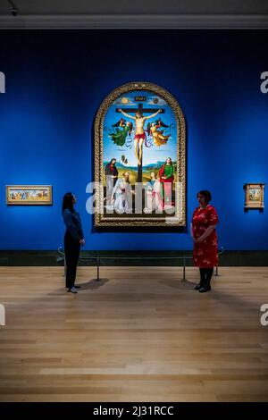 EMBARGO bis zum 00,01 6. April 2022 (d. h. verfügbar für Druckmedien am Mittwoch, aber bis dahin nicht online nutzbar) - London, Großbritannien. 4. April 2022. Der gekreuzigte Christus mit der Jungfrau Maria, Heiligen und Engeln (die zweite Kreuzigung), um 1502-3 - die Credit Suisse Ausstellung: Raphael - die vom 9. April bis 31. Juli 2022 in der Nationalgalerie stattfindet. Es umfasst 90 Werke mit Leihgaben von großen Galerien auf der ganzen Welt, um die 9 bereits in der nationalen Galerie hinzuzufügen. Kredit: Guy Bell/Alamy Live Nachrichten Stockfoto