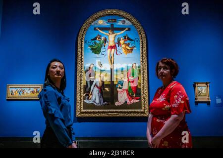 EMBARGO bis zum 00,01 6. April 2022 (d. h. verfügbar für Druckmedien am Mittwoch, aber bis dahin nicht online nutzbar) - London, Großbritannien. 4. April 2022. Der gekreuzigte Christus mit der Jungfrau Maria, Heiligen und Engeln (die zweite Kreuzigung), um 1502-3 - die Credit Suisse Ausstellung: Raphael - die vom 9. April bis 31. Juli 2022 in der Nationalgalerie stattfindet. Es umfasst 90 Werke mit Leihgaben von großen Galerien auf der ganzen Welt, um die 9 bereits in der nationalen Galerie hinzuzufügen. Kredit: Guy Bell/Alamy Live Nachrichten Stockfoto