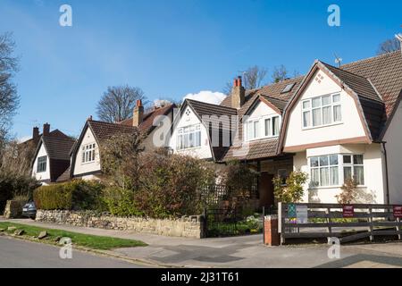 Eine Reihe von Doppelhaushälften oder Häusern am Oakwell Mount in Roundhay, Leeds, Yorkshire, England, Großbritannien Stockfoto