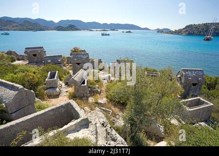 Lykische Sarkophage, Felsengräber an der Küste von Kekova, Anatolien, alte Lykien-Region, Türkei, Mittelmeer Stockfoto
