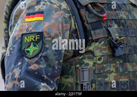 02. April 2022, Sachsen-Anhalt, Hohenföhren: Ein Bundeswehrsoldat trägt das NRF-Abzeichen der NATO Response Force auf seiner Uniform. Foto: Klaus-Dietmar Gabbert/dpa Stockfoto