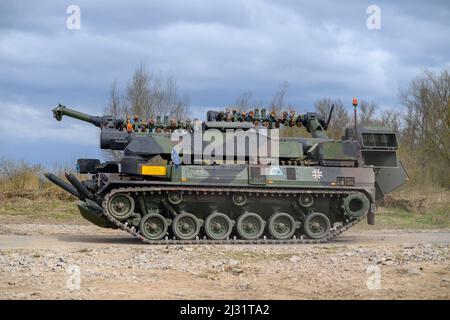 02. April 2022, Sachsen-Anhalt, Hohenröhren: Ein Minenräumtank vom Typ 'Keiler' rollt in Richtung Elbe. Das Manöver fand im Rahmen der Übung „Wettin Sword“ statt, die mehrere Tage dauert und unter anderem im Kampftrainingszentrum der Armee stattfindet und für die die Fahrzeuge unterwegs sind. Foto: Klaus-Dietmar Gabbert/dpa Stockfoto