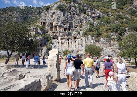 Touristen in den antiken Felsengräbern von Myra, Demre, Anatolien, der antiken Lykien-Region, der Türkei, Mittelmeer Stockfoto