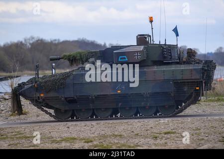 02. April 2022, Sachsen-Anhalt, Hohenföhren: Ein Puma-Infanteriekampffahrzeug rollt zur Elbe. Das Manöver fand im Rahmen der Übung „Wettin Sword“ statt, die mehrere Tage dauert und unter anderem im Kampftrainingszentrum der Armee stattfindet und für die die Fahrzeuge unterwegs sind. Foto: Klaus-Dietmar Gabbert/dpa Stockfoto