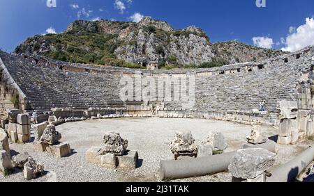 Antiqe Amphitheater an den Felsgräbern von Myra, Demre, Anatolien, der alten Lykien-Region, der Türkei, Mittelmeer Stockfoto