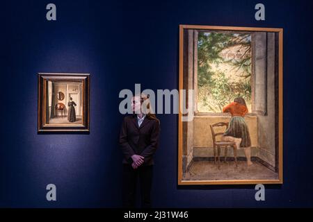 LONDON, GROSSBRITANNIEN. 5 April, 2022 . (L-R) VILHELM HAMMERSHOI (1864-1916) ein Innenraum mit einem ovalen Spiegel Öl auf Leinwand gemalt in 1901 Schätzung: $1.500.000 - 2.500.000 Dollar, Balthus, Jeune fille à la Fenêtre. Schätzung: $4.000.000 – 6.000.000. Highlights wie Meisterwerke von Monet, Rothko und Degas aus der Sammlung Anne H. Bass bei Christies in London. Der Verkauf der Sammlung findet während der Festzeltwoche von Christie im Mai 20. und des Kunstverkaufs des 21.. Jahrhunderts auf dem Rockefeller Plaza in New York City statt. Kredit: amer ghazzal/Alamy Live Nachrichten Stockfoto