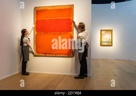 LONDON, GROSSBRITANNIEN. 5 April, 2022 . MARK ROTHKO ohne Titel (Shades of Red) Öl auf Leinwand 1961 Schätzung: 60.000.000-80.000.000 Dollar mit Hintergrund, Claude Monet (1840-1926), Peupliers au Bord de l'Epte, automne, gemalt 1891, Schätzung: 30.000.000-50.000.000 Dollar . Highlights wie Meisterwerke von Monet, Rothko und Degas aus der Sammlung Anne H. Bass bei Christies in London. Der Verkauf der Sammlung findet während der Festzeltwoche von Christie im Mai 20. und des Kunstverkaufs des 21.. Jahrhunderts auf dem Rockefeller Plaza in New York City statt. Kredit: amer ghazzal/Alamy Live Nachrichten Stockfoto