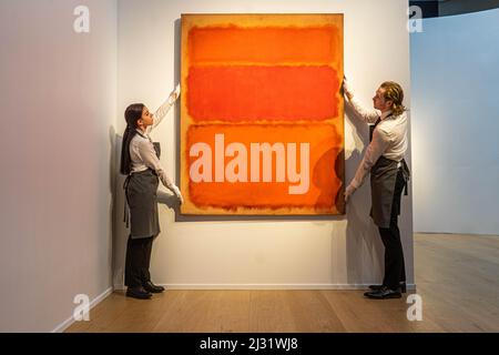 LONDON, GROSSBRITANNIEN. 5 April, 2022 . MARK ROTHKO ohne Titel (Shades of Red) Öl auf Leinwand 1961 Schätzung: 60.000.000-80.000.000 Dollar. Highlights wie Meisterwerke von Monet, Rothko und Degas aus der Sammlung Anne H. Bass bei Christies in London. Der Verkauf der Sammlung findet während der Festzeltwoche von Christie im Mai 20. und des Kunstverkaufs des 21.. Jahrhunderts auf dem Rockefeller Plaza in New York City statt. Kredit: amer ghazzal/Alamy Live Nachrichten Stockfoto