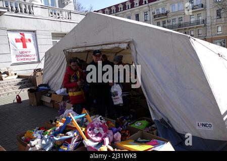 Nicht exklusiv: ODESA, UKRAINE - 02. APRIL 2022 - Menschen werden auf dem Gelände des IDP Assistance Center, Odesa, Südukraine, gesehen Stockfoto