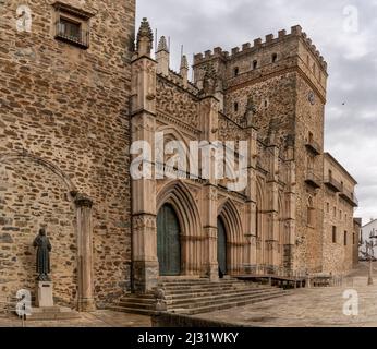 Guadalupe, Spanien - 29. März 2022: Das berühmte Kloster Santa Maria und Wallfahrtsort in Guadalupe Stockfoto