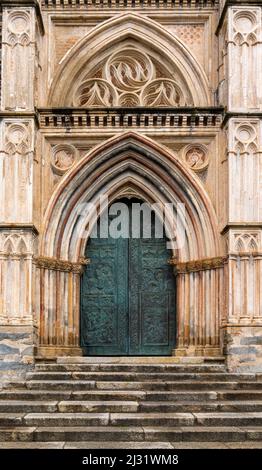 Guadalupe, Spanien - 29. März 2022: Eingang zur Kirche des berühmten Klosters und Wallfahrtsortes in Guadalupe Stockfoto