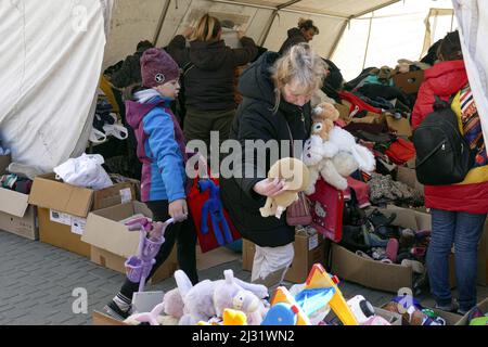 Nicht exklusiv: ODESA, UKRAINE - 02. APRIL 2022 - Menschen werden auf dem Gelände des IDP Assistance Center, Odesa, Südukraine, gesehen Stockfoto