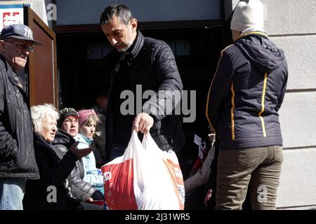 Nicht exklusiv: ODESA, UKRAINE - 02. APRIL 2022 - Ein Mann wird auf dem Gelände des IDP Assistance Center, Odesa, Südukraine, gesehen Stockfoto