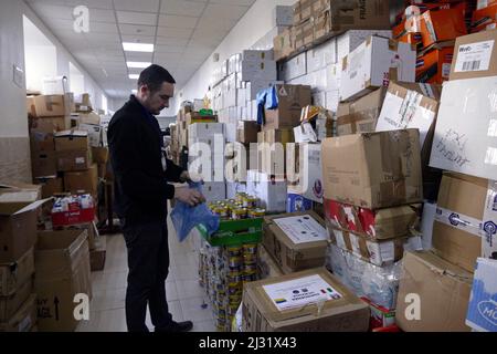 Nicht exklusiv: ODESA, UKRAINE - 02. APRIL 2022 - Ein Mann wird auf dem Gelände des IDP Assistance Center, Odesa, Südukraine, gesehen Stockfoto