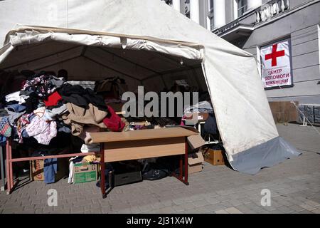 Nicht exklusiv: ODESA, UKRAINE - 02. APRIL 2022 - Humanitäre Hilfe wird auf dem Gelände des IDP Assistance Center, Odesa, Südukraine, geleistet Stockfoto