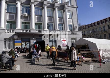 Nicht exklusiv: ODESA, UKRAINE - 02. APRIL 2022 - Menschen werden auf dem Gelände des IDP Assistance Center, Odesa, Südukraine, gesehen Stockfoto