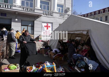 Nicht exklusiv: ODESA, UKRAINE - 02. APRIL 2022 - Menschen werden auf dem Gelände des IDP Assistance Center, Odesa, Südukraine, gesehen Stockfoto