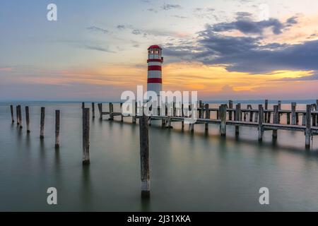 Der Leuchtturm in Podersdorf am Neusiedler See während des Sonnenuntergangs im Burgenland, Österreich Stockfoto