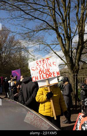 Demonstranten demonstrieren vor der Mülldeponie Silverdale, die auf Mülldeponien im Steinbruch liegt, wegen des verfaulten Geruchs und der Kampagne „Stoppt den Gestank“ Stockfoto