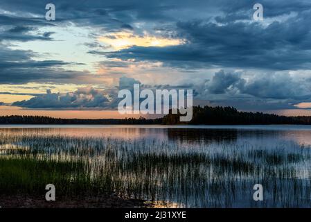 Leichte Stimmung nach Gewitter im Patvinsuo Nationalpark, Finnland Stockfoto