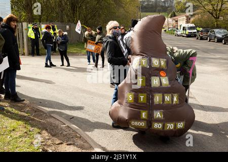 Demonstranten demonstrieren vor der Mülldeponie Silverdale, die auf Mülldeponien im Steinbruch liegt, wegen des verfaulten Geruchs und der Kampagne „Stoppt den Gestank“ Stockfoto