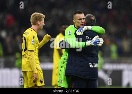 Lukasz Skorupski (Bologna) Luca Bucci Torwarttrainer (Bologna) während des italienischen "Serie A"-Spiels zwischen Mailand 0-0 Bologna im Giuseppe-Meazza-Stadion am 4. April 2022 in Mailand, Italien. Quelle: Maurizio Borsari/AFLO/Alamy Live News Stockfoto