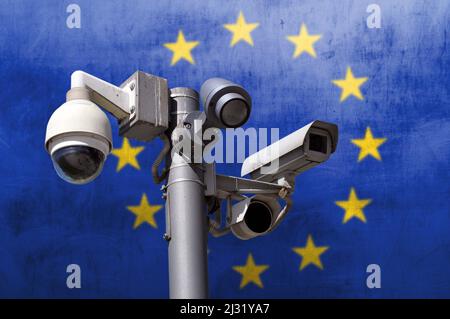 Kamera mit geschlossenem Stromkreis Mehrwinkel-CCTV-System vor dem Hintergrund der Nationalflagge der Europäischen Union. Totale Kontrolle. Stockfoto