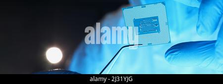 Man hält die elektronische Leiterplatte Stockfoto