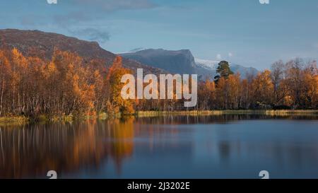 Landschaft mit Bergen, Seen und Bäumen im Herbst im Stora Sjöfallet Nationalpark in Lappland in Schweden Stockfoto