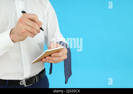 Kellnermann bereit, Ordnung in Notizbuch zu schreiben, Platz für Text Stockfoto