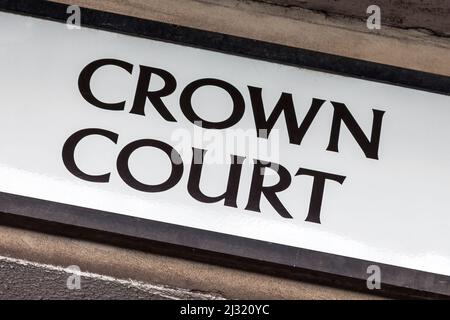 Crown Gericht Zeichen aus der Nähe, die Teil des Rechtssystems in Großbritannien für den Prozess durch die Jury ist, Stock Foto Bild Stockfoto