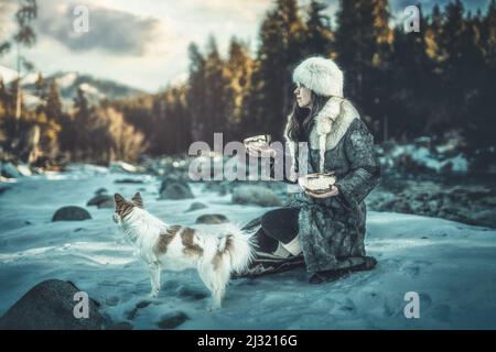 Schöne schamanische Mädchen spielen auf tibetische Schüssel in der Natur. Stockfoto