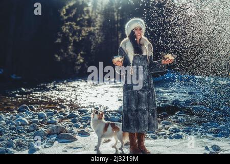 Schöne schamanische Mädchen spielen auf tibetische Schüssel in der Natur. Stockfoto