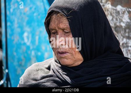 Porträt einer älteren Afghanin mit schwarzem Kopftuch in einem bescheidenen Viertel in Teheran, Iran. Authentische Dokumentarfotografie Stockfoto