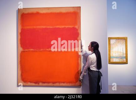 Ein Gemälde von Mark Rothko, (links) Untitled (Shades of Red), 1961, Schätzung 60.000.000-80.000.000, mit Claude Monets Peupliers au Bord de l'Epte, automne, 1891, Schätzung 30.000.000-50.000.000, im Hintergrund, Die einige der Highlights aus der Sammlung von Anne H Bass umfassen, bevor sie während der Kunstverkäufe des 20.. Und 21.. Jahrhunderts im Mai in Christie's, London, bei einer Auktion in New York angeboten werden. Bilddatum: Dienstag, 5. April 2022. Stockfoto